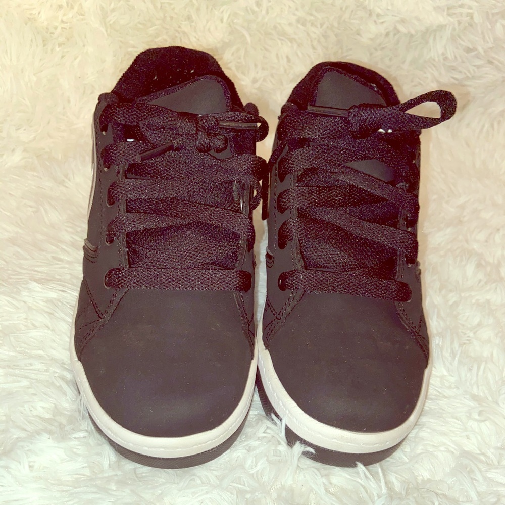 Black Heelys size 4 in Youth